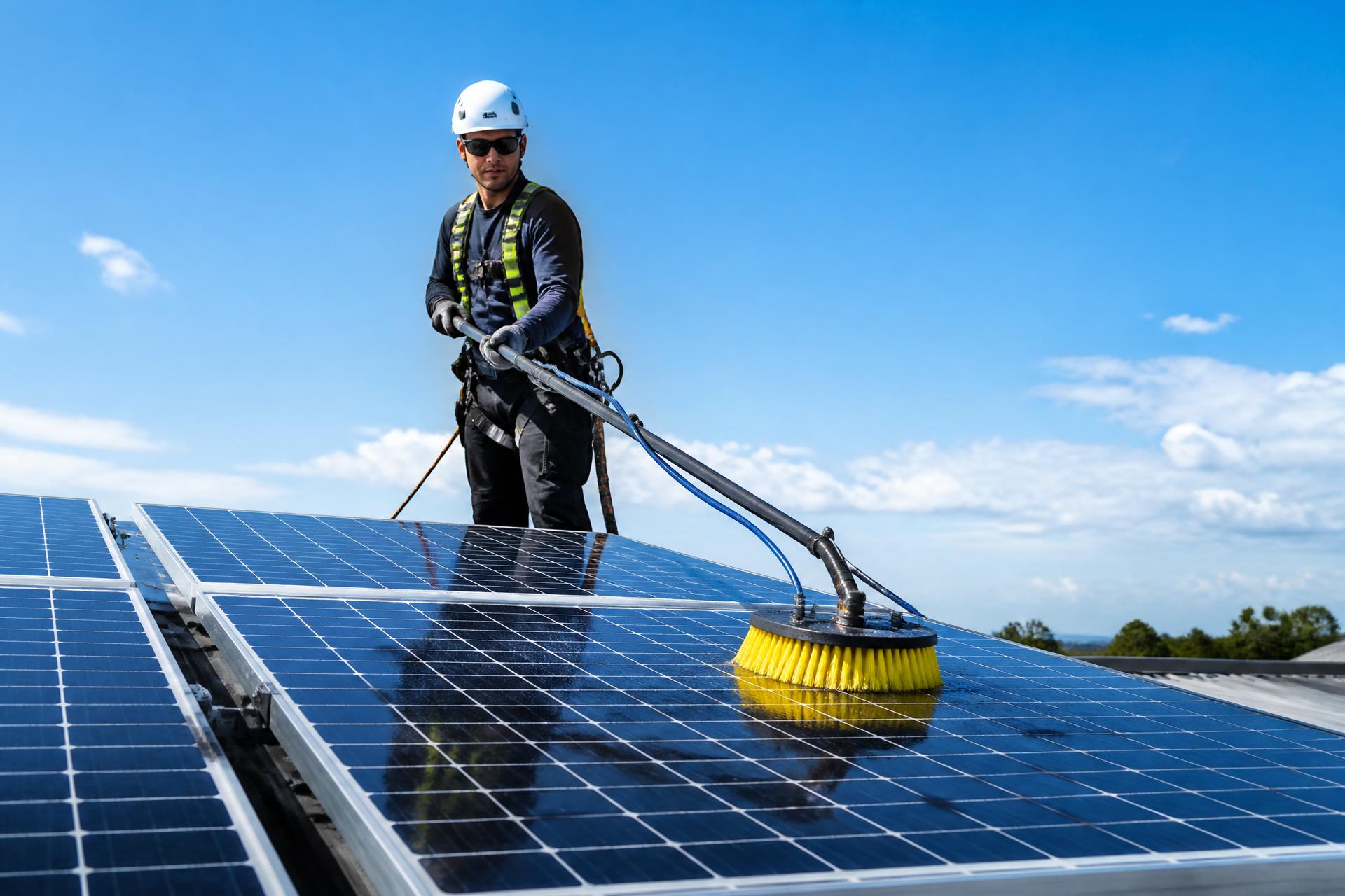 Operatore Tecno Solar che pulisce pannelli fotovoltaici con spazzola rotante professionale